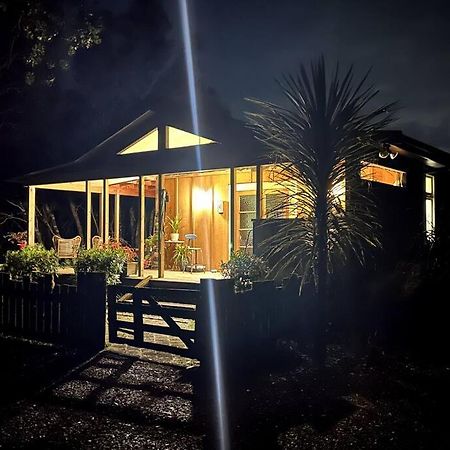 Oakura Pond Cottage - A Unique Kiwi Holiday Bach Экстерьер фото