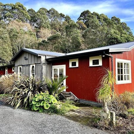 Oakura Pond Cottage - A Unique Kiwi Holiday Bach Экстерьер фото