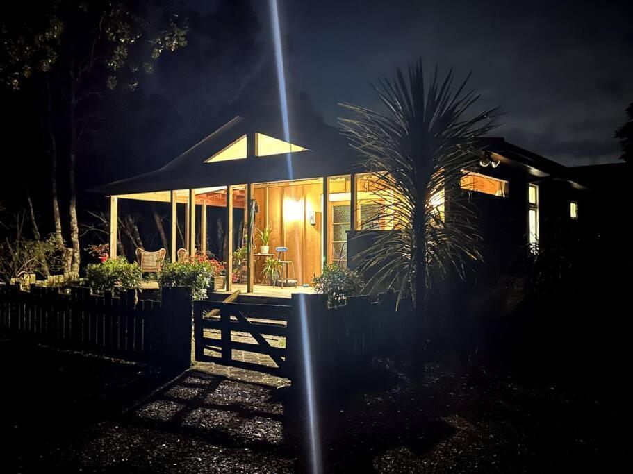 Oakura Pond Cottage - A Unique Kiwi Holiday Bach Экстерьер фото