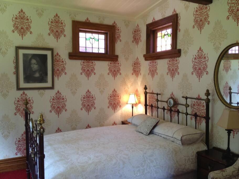 Oakura Pond Cottage - A Unique Kiwi Holiday Bach Экстерьер фото