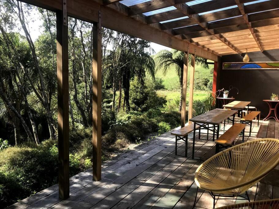 Oakura Pond Cottage - A Unique Kiwi Holiday Bach Экстерьер фото