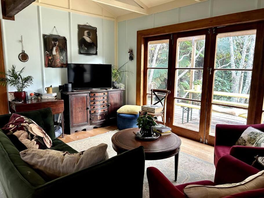 Oakura Pond Cottage - A Unique Kiwi Holiday Bach Экстерьер фото