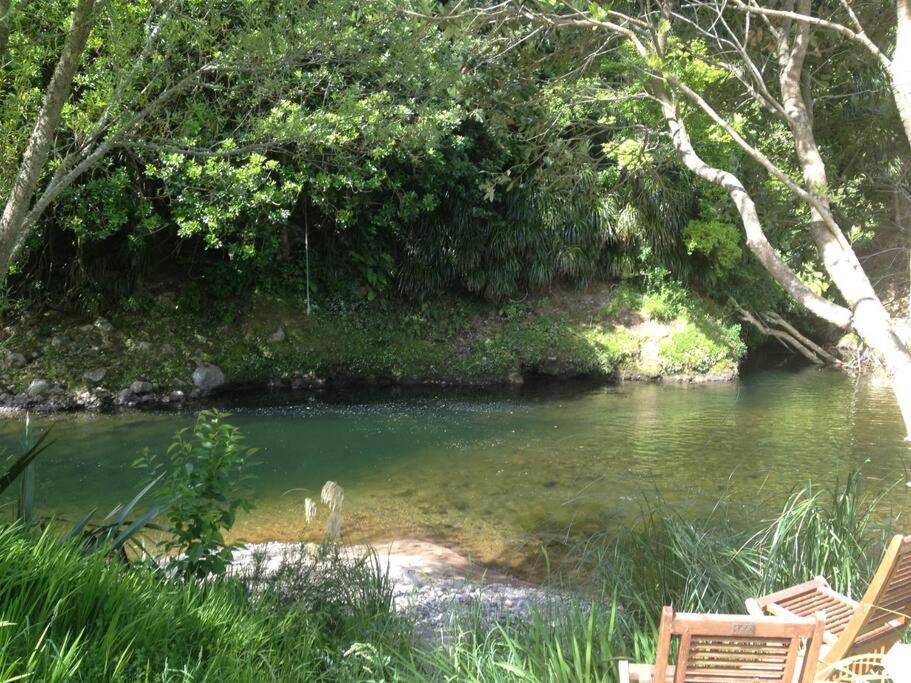 Oakura Pond Cottage - A Unique Kiwi Holiday Bach Экстерьер фото