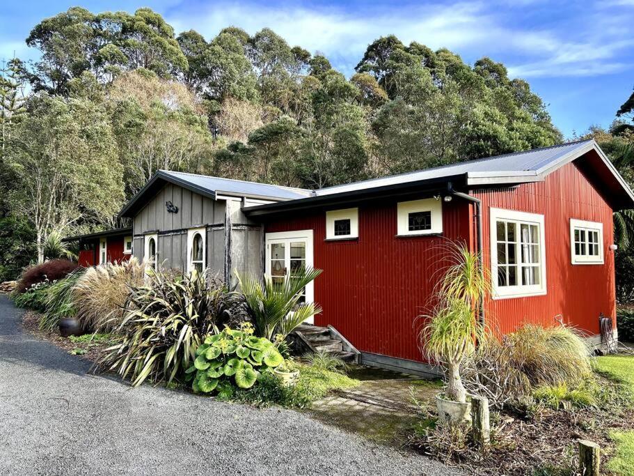 Oakura Pond Cottage - A Unique Kiwi Holiday Bach Экстерьер фото